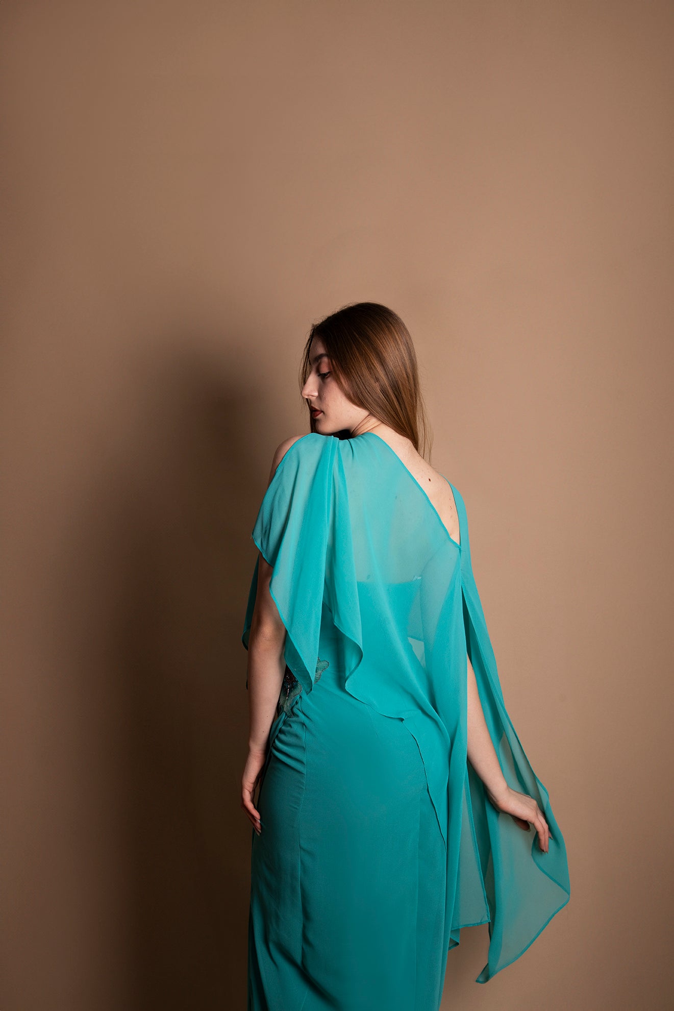 Abito midi con mantella Carla Ruiz