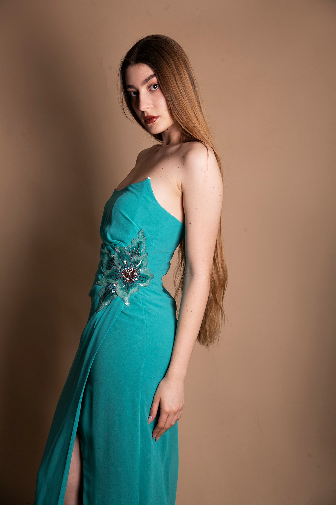Abito midi con mantella Carla Ruiz